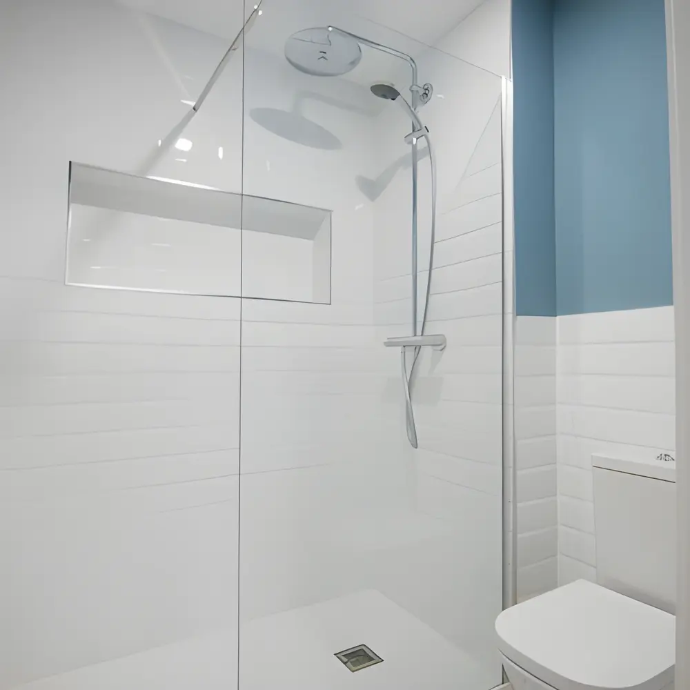 Alicatado de azulejos en un baño de Jaen
