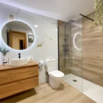 Baño reformado en Jaen con mampara y grifería nueva