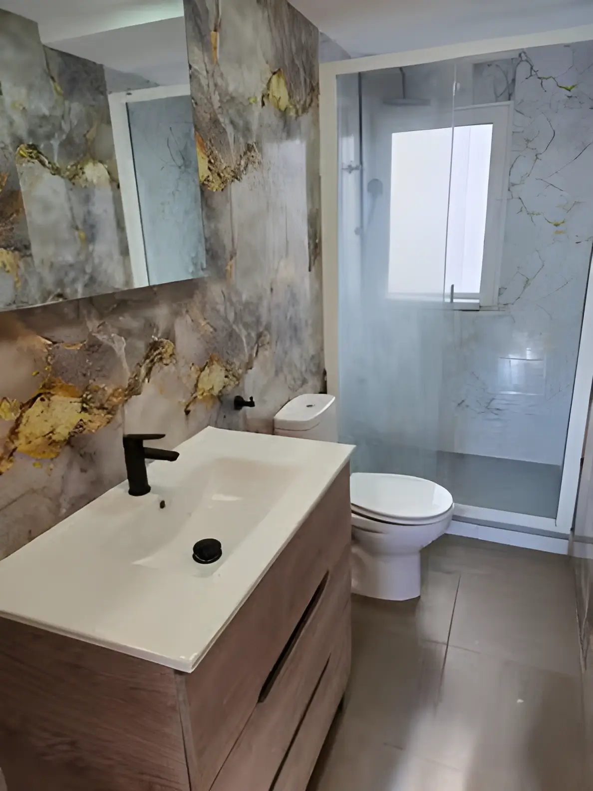 Reformas de Baños Jaen con plato de ducha moderno